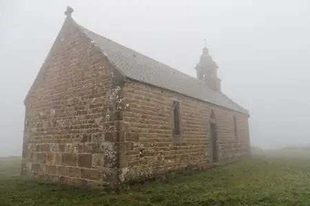 chapelle du Méné Bré dans la brume