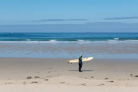 Surfer sur la plage avec sa planche