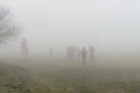 promeneurs dans la brume au Méné Bré