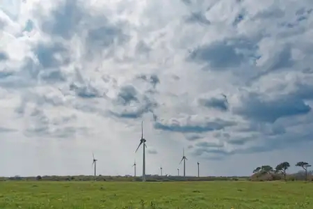champ d'éoliennes à Beuzec Cap Sizun