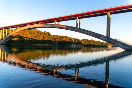 Le pont Chateaubriand sur la Rance au soleil levant
