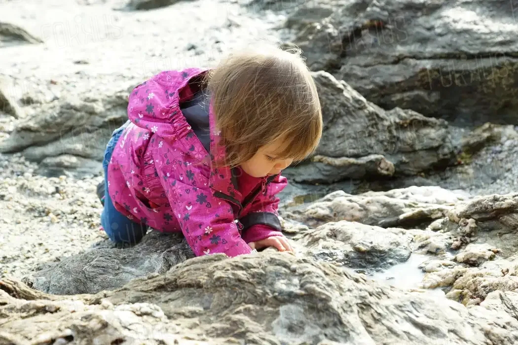 bébé dans les rochers