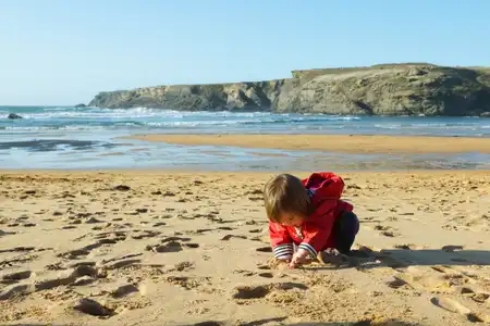 bébé joue dans le sable, Donnant, Belle-Ile-En-mer, Bretagne