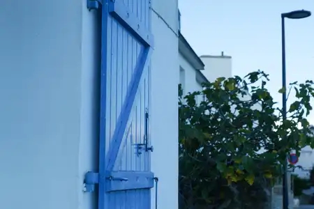 volet bleu sur une maison de village