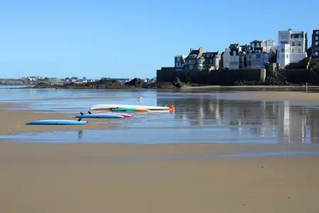 Saint-Malo, planches de surf sur la plage