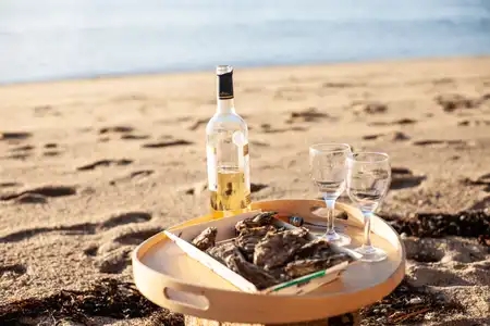 Apéritif d'huitres et vin blanc sur la plage à l'île Tudy
