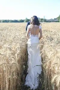 Couple de mariés dans un champ de blé
