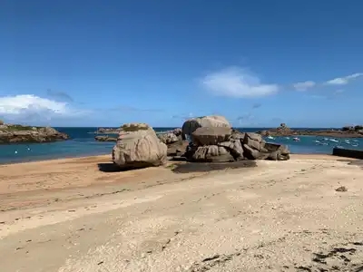 Magnifique plage de Tregastel et ses rochers