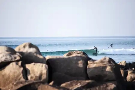 Surfer en pleine action de glisse !