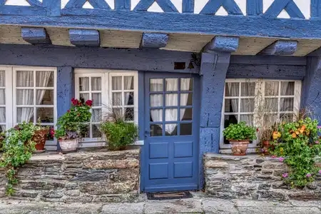 Une maison bleue à Josselin dans le Morbihan en Bretagne