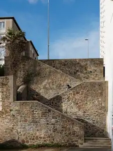 escalier en pierre au dessus de la gare de Brest avec un passant descendant les marches