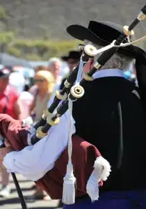 Joueur de musique bretonne avec son biniou lors d'un fest-deiz