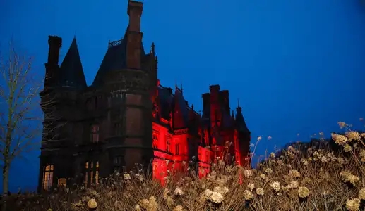 Château de Trévarez sous éclairage rouge nocturne, Finistère
