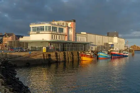 Douarnenez port du Rosmeur le matin jolie lumière avec des chalutiers