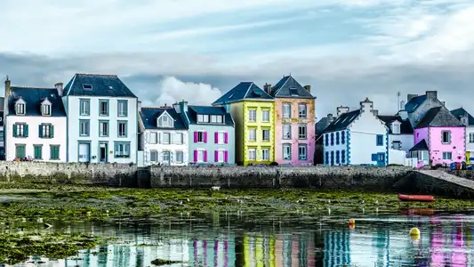 Maisons colorées sur le quai., marée basse, bouées
