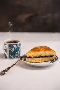 Gâteau breton aux pruneaux accompagné de son café