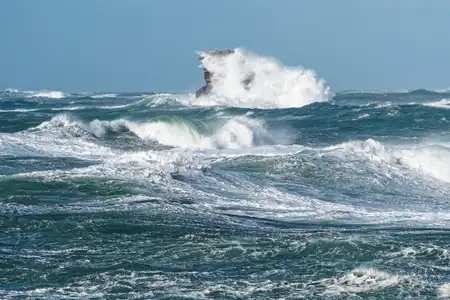 tempête et grosses vagues sur la côte