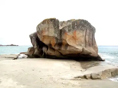 Gros rocher de la plage des sables blancs à Lesconil, Bretagne