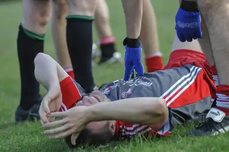 Sportif blessé pendant un match de football gaélique