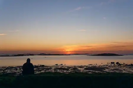 le vieil homme et la mer, contemplation devant le coucher de soleil à Goas Treiz