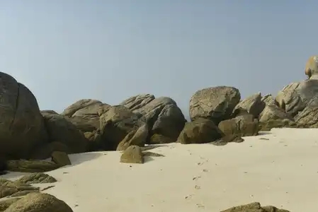 Saint-Guénolé plage et rochers sous la brume