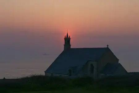 le coucher de soleil derrière le clocher de la chapelle St They