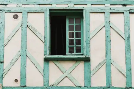 Détail d'une fenêtre ouverte entourée de colombages à Saint-Brieuc
