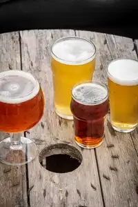 Quatre verres de bière sur une table ronde