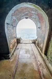 fort des capucins dans le Finistère, souterrains, orifice de tir vue intérieure