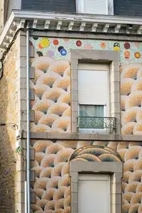 Détail d'une façade d'habitation en mosaïque murale d'Odorico à Saint-Brieuc
