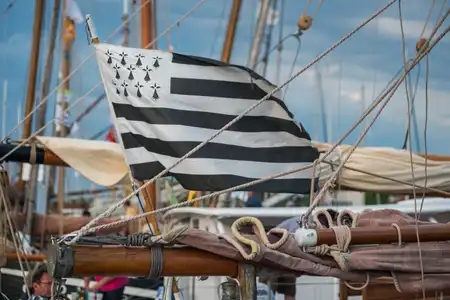 Gwenn ha du, drapeau breton flottant au vent à bord d'un vieux gréement