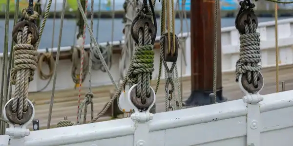 Accastillage sur bateau ancien voilier dans le port de Saint Malo