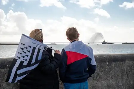 Famille avec un drapeau breton à une fête maritime
