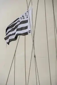 Drapeau breton flottant à bord d'un voilier