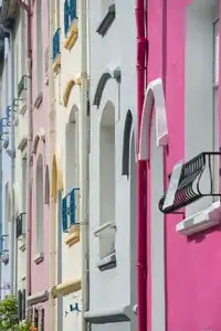 Façades aux couleurs vives dans le quartier Saint-Martin à Brest
