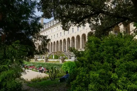 Le Palais Saint-Georges et ses Jardins. Les Rennais aiment venir s'y promener ou y prendre leur pause déjeuner