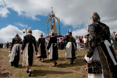 Procession religieuse au pardon de Sainte-Anne-la-Palud