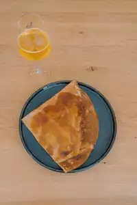 Une crêpe au beurre salé accompagnée de son verre de cidre
