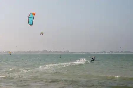 Un jeune homme fait du kitesurf sur une plage du nord finistère