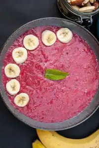 Assiette de smoothie aux framboises et banane