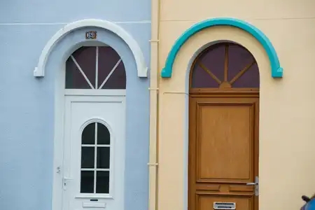 Portes d'habitations colorées à Brest