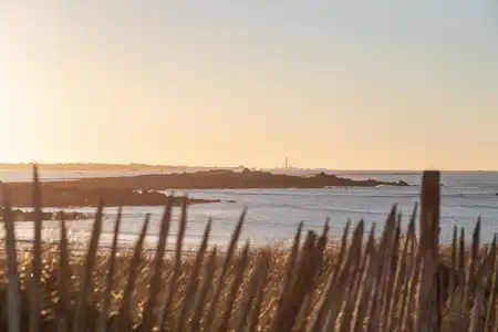 Le phare de l'Île Vierge vu depuis la plage du Curnic, au coucher du soleil