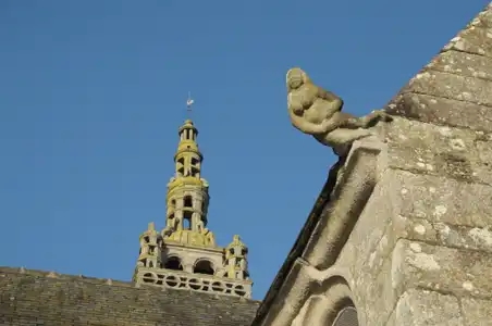 statue granit buste de femme au mur de la chapelle Notre-Dame de Berven