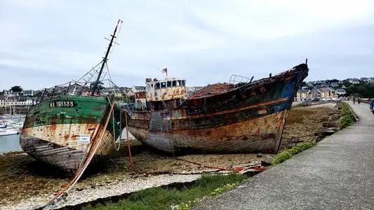 Épaves de chalutiers dans le port de Camaret-sur-mer, Presqu’île de Crozon, Finistère