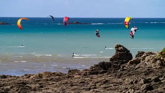 Kites surfeurs sur mer emeraude