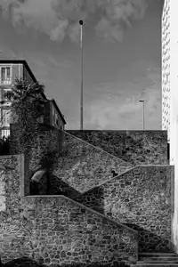 escalier en pierre au dessus de la gare de Brest avec un passant descendant les marches