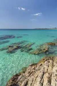 Rochers immergés dans l'eau turquoise