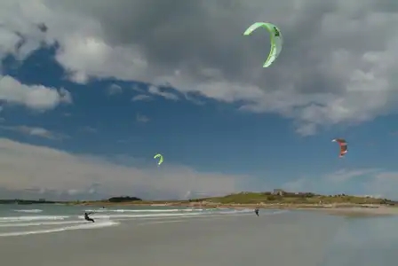Kite-surfeurs sur la plage du Dossen