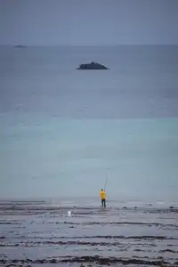 Pêcheur sur la plage vougot à Guissény