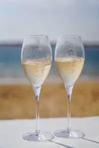 Coupes de champagne lors d'un mariage en Bretagne